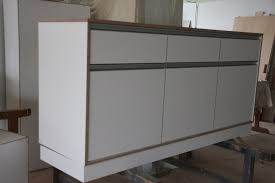 Im xxxlutz onlineshop finden sie eine vielzahl an verschiedenen farben, materialien und modellen. Sideboard Mit Griffleise Schreinerei Michael Bauer
