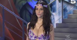 Ha fatto parte dello staff dell'emittente locale tva vicenza, dove si è distinta grazie alle sue doti professionali. Paola Di Benedetto Chi E La Madre Natura Di Ciao Darwin 7 Del 20 Luglio