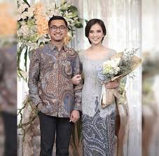 Mencari kemeja yang tepat untuk dikenakan. Sontek 15 Inspirasi Kebaya Couple Untuk Tunangan Yang Bikin Penampilan Makin Menawan