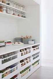 Le Renouveau Du Garde Manger Pour Un Rangement Design Dans La Cuisine Kitchen Storage Sty Rangement Garde Manger Amenagement Garde Manger Rangement Cellier