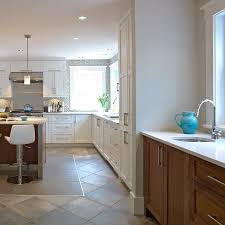 Armoires De Cuisine En Noyer Massif Avec Comptoir De Quartz Blanc Kitchen Cabinets Kitchen Home Decor