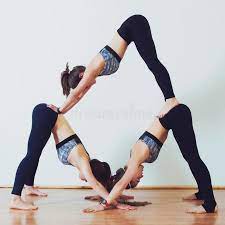 At vitality yoga you will find a warm and welcoming community that loves to practice yoga together! Drei Junge Frauen Die Acro Yoga Im Weissen Studio Uben Stockbild Bild Von Schwerpunkt Karosserie 97961179