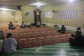 Kegiatan ini tak hanya dilakukan di masjid atau musala, tapi juga di rumah. Al Quran Bacaan Terbaik Saat Ramadhan Antara News