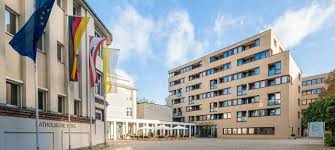 Some of the rooms at the hostel are fitted with a writing desk, a work desk and a seating area. Hotel Aquino In Berlin Mitten In Mitte Und Ruhig Gelegen