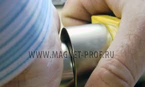 Magazin online de magneti neodim, ferita, folii si benzi magnetice, magneti de birou, magneti industriali, alte produse magnetice din bucuresti! Cum De A Rupe Un Magnet Din Fier Trucuri De Uz Casnic Cum SÄ EliminaÈi Un Magnet Din Haine