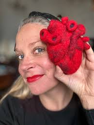 Hola, soy Tolla. Algo que me representa es conocer personas que le guste el  fieltro.