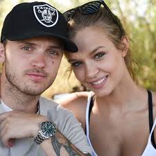 Josephine Skriver y el cantante Alexander DeLeon se casan