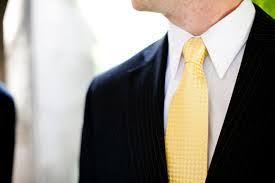 Esta corbata dorada para adulto está cubierta de purpurina dorada.se sujeta en el cuello con goma.mide alrededor de 40x15 cm. Pin En Bodas