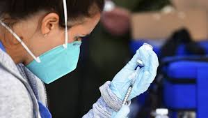 1 normalmente una vacuna contiene un agente que se asemeja a un microorganismo causante de la enfermedad y a menudo se hace a partir de formas debilitadas o muertas del microbio, sus toxinas o una de sus proteínas de superficie. La Nacion Vacuna De Moderna Para Adolescentes Tiene 96 De Eficacia