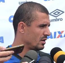 Zagueiro pede que mais experientes chamem a responsabilidade no Vasco