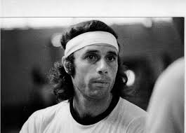 Torneo exhibición en Club Pacífico, diciembre 1981. Participaban Guillermo  Vilas, Andrés Gomez, José Luis Clerc y Hans Gildemeister. Cuando Vilas "se  lesionó" jugaron Ricardo Cano y Daniel Roig. Organizador del evento Lalo