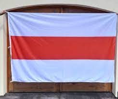 1, u žerdi bílý svislý pruh o velikosti 1/9 šířky listu, s motivem tradiční běloruské výšivky. Belorusko Vlajka 1918 1919 Libea Cz