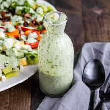 Die gehackte schalotte und die salatkräuter unter das dressing ziehen. Rezept Fur Das Ankleiden Der Grunen Gottin Einfaches Und Gesundes Rezept