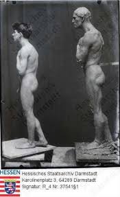 Greiner, Daniel Dr. phil. (1872-1943) / Skulptur von Daniel Greiner:  männlicher Akt im Profil, daneben männliches Aktmodell in gleicher Pose,  Ganzfiguren - Deutsche Digitale Bibliothek