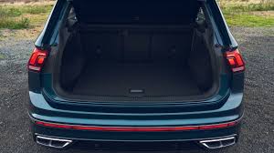 While the 2020 volkswagen tiguan expects an update for 2021, the conservative styling and spacious interior have aged well. Comparison Volkswagen Tiguan Sel R Line 2021 Vs Seat Ateca Xperience 2021 Suv Drive