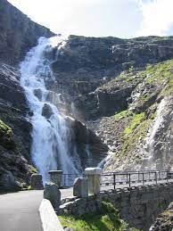 Der stigossen ist ein mächtiger wasserfall der die trollstigen an einer steinbrücke unterquert.oben am pass zart dahinplätschernd, stürtzt er sich dann fast 200 m senkrecht tosend in die tiefe. Reisebilder Norwegen