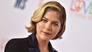 After graduating from the university of michigan in 1995 with degrees in both english and psychology, she moved to new york. Qpa2c242 Asjzm