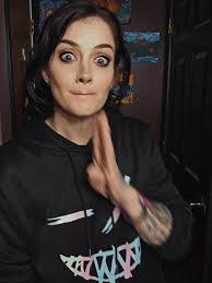 Lynn Grigg's Instagram, Twitter & Facebook