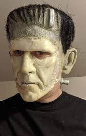 Anyone remember a glow in the dark Frankenstein face, that was a freebie  with the beano comic? Circa 1980-82 ish? It scared me to death at night in  my bedroom 😱😂