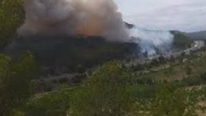 3 d'une heure en arrière. Aude Incendie A Moux 10 Hectares Deja Detruits Et Deux Familles Evacuees Les Moyens Aeriens En Renfort Des 150 Pompiers Engages Lindependant Fr