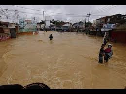 Puluhan buah kereta yang diparking di perkarangan masjid berkenaan ditenggelami air. Banjir Di Samarinda Capai 2 Meter Warga Akhirnya Dievakuasi Youtube