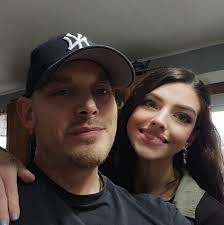 The Frontier Tubbs #21 Snowshoes are high-quality traditional snowshoes  designed for recreational use. Made of durable aluminum alloy, these  snowshoes are lightweight for easy transport and maneuverability. The heel  strap ensures a