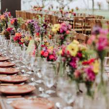 Arreglos florales para bodas con flores amarillas, decorar una boda con este tipo de flores de primavera darán mucho color y vida ala celebración de tu boda. Centros De Mesa Para Boda Mas De 100 Imagenes Extraordinarias Para Ti