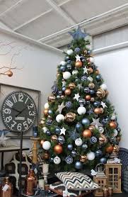 Albero di natale con palline bianco argento e turchese. Idee Per Decorare Un Albero Di Natale Verde Gold Christmas Decorations Orange Christmas Tree Beautiful Christmas Trees