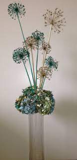 Dried And Spray Painted Hydrangeas And Allium Heads In Teal Gold And Baby Blue Home Flower Arrangements Hydrangea Arrangements Hydrangea Painting