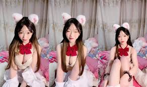 Gái xinh cosplay thủ dâm