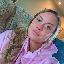 Abby Marshall's Instagram, Twitter & Facebook