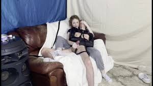 Amatőr pár pornózik, vékony barátnője kiveri a faszát a fiatal srácnak |  iPorno.hu