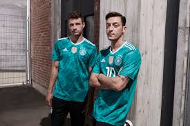 #diemannschaft in english news from the germany national teams & dfb! Offiziell Trikot Des Dfb Teams Wieder Grun Wie Bei Der Wm 1990