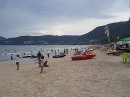 Tetapi dalam kesibukan semua orang bercuti, awal bulan ini, kelibat seorang penyanyi rap wanita dari sebuah kumpulan telah dilihat bersama seorang lelaki ketika menaiki penerbangan sebuah syarikat tambang. The Flying Dentist Jalan Jalan Di Phuket