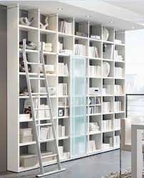 Bucherregal Weiss Ikea Komplett Mit Treppen Und Glasschiebetur Fur Modernen Haus Interieur Auf Wand Sowie Graue Leiter Bucherregal Bucherregal Weiss Bucherregal