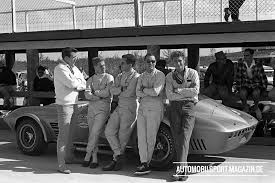 2.2 kierowcy pracujący w niepełnym wymiarze godzin. 28 Penske Racing Automobilsport Magazine Racing History Passion