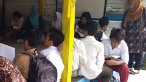 Sebab bukan tidak mungkin jika anda harus mengurus banyak berkas terlebih dahulu. Pembangunan Sekolah Tak Kunjung Rampung Siswa Sd Bangunrejo 2 Yogyakarta Belajar Di Pos Ronda Bagian 1