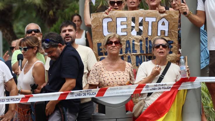 Marlaska, abucheado a su llegada a la Delegación del Gobierno en Ceuta:  "Traidor, cobarde. Gobierno dimisión"