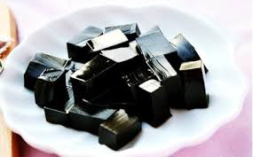 Saat cuaca sedang panas dan terik matahari terasa menyengat, minuman dingin dan segar tentu tidak hanya menjadi pelepas dahaga saja, tapi juga solusi untuk mendinginkan tubuh. Cara Membuat Cincau Hitam