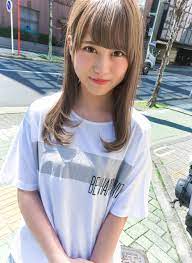 gem garden カーキアッシュシースルーバング巻き髪風 女の子 ポーズ カットモデル メンズヘアカット