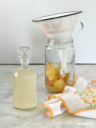Condimento perfetto per le insalate ed elemento che dà un tocco di gradevole acidità in molte ricette, può essere realizzato anche a casa. Come Fare L Aceto Di Mele In Casa Con Le Bucce Cakemania Eco Food Blog Di Sasha Carnevali