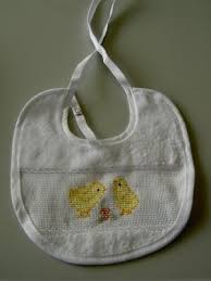 Vendo babetes bordados a ponto cruz, à mão, com desenho e nome a seu gosto, quer para menino quer para menina. As Contas Da Maggy Bijuteria Artesanal E Trabalhos Em Ponto Cruz