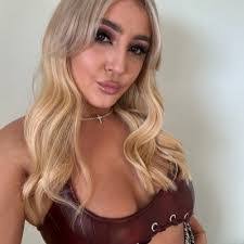 Chloe Townsend's Instagram, Twitter & Facebook