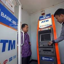 Awalnya atm berfungsi sebagai mesin pinjaman uang, dimana orang bisa meminjam uang dari mesin ini jika tidak sempat ke bank atau membutuhkan uang di luar jam operasi bank. Lagi Skimming Makan Korban Nasabah Bri Finansial Bisnis Com