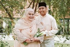 Kami berdua berniat untuk melanjutkan hubungan ke jenjang pernikahan. Syanie Kahwin Kali Ketiga Kini Bergelar Isteri Kepada Perunding Kewangan