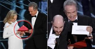 Toute l'équipe du film est montée sur scène et a commencé à faire leur discours de remerciement, mais après quelques minutes, un. Oscars 2017 Warren Beatty Donne L Oscar Du Meilleur Film A La La Land Au Lieu