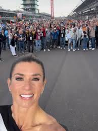 sooo pretty Ms, Karla Estrada #KarlaEstrada wow beautiful tita karla loveit  ❤❤❤