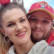 Autumn Mitchell (@AutumnM76122132)