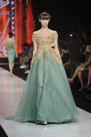 Contoh model gaun pesta ivan gunawan modern terpopuler ini merupakan busana kebaya dengan desain modern serta model terbaru yang dirancang oleh desainer ivan gunawan.gaun ini memiliki desain yang exklusif dan elegan, karena memang ditujukan untuk orang papan atas yang berkantong tebal. 22 Ide Ivan Gunawan Gaun Formal Panjang Model Pakaian Desainer