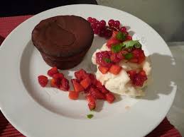 Wenn sie sie mit sahne oder vanilleeis servieren, schmeckt's noch mal so gut. Lauwarmes Schoko Tortchen Mit Flussigem Kern Ohne Mist